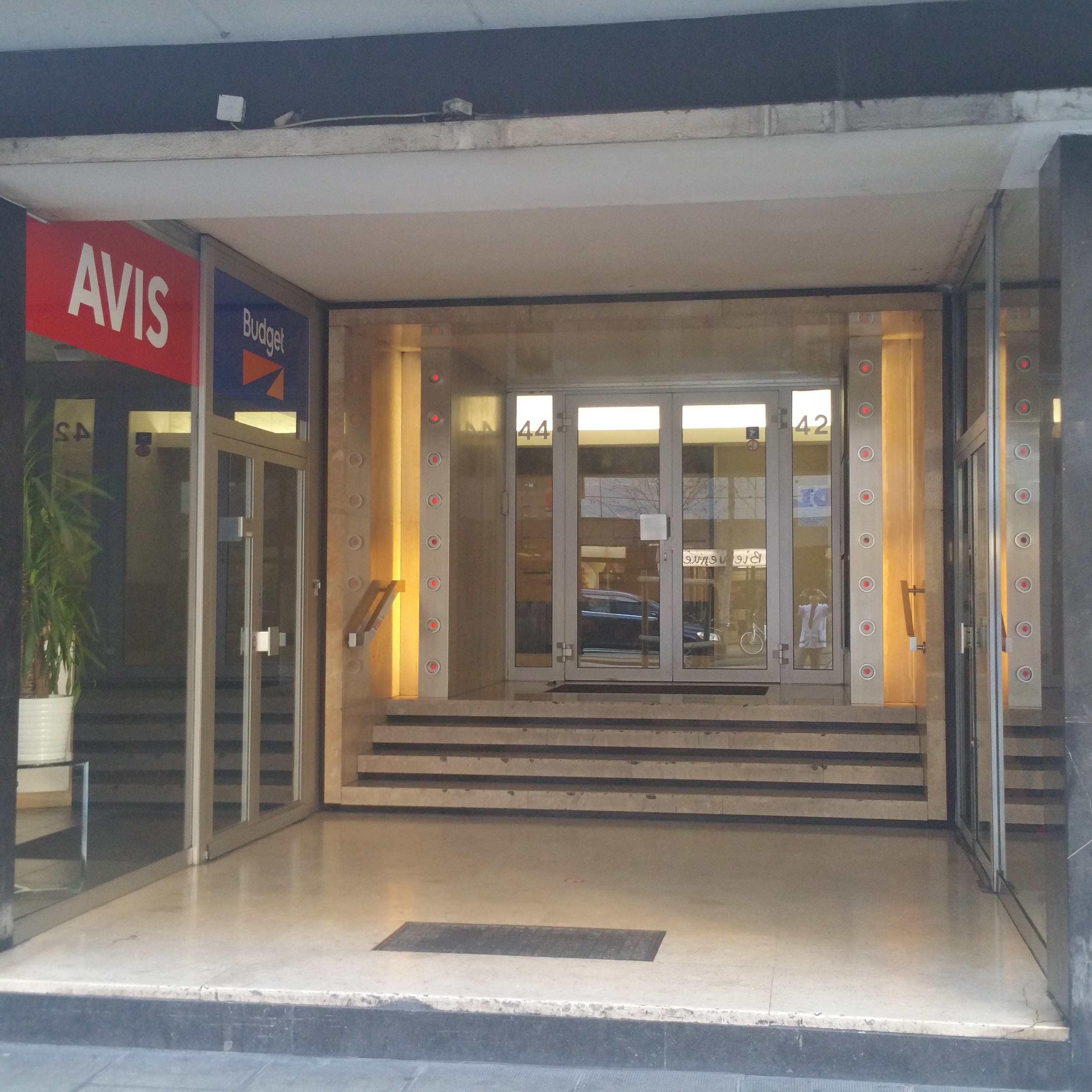 Entrée 42 Rue de Lausanne Cabinet du Dr EBENGO Genève Entrée Cabinet Dermatologue Ebengo docteur Genève