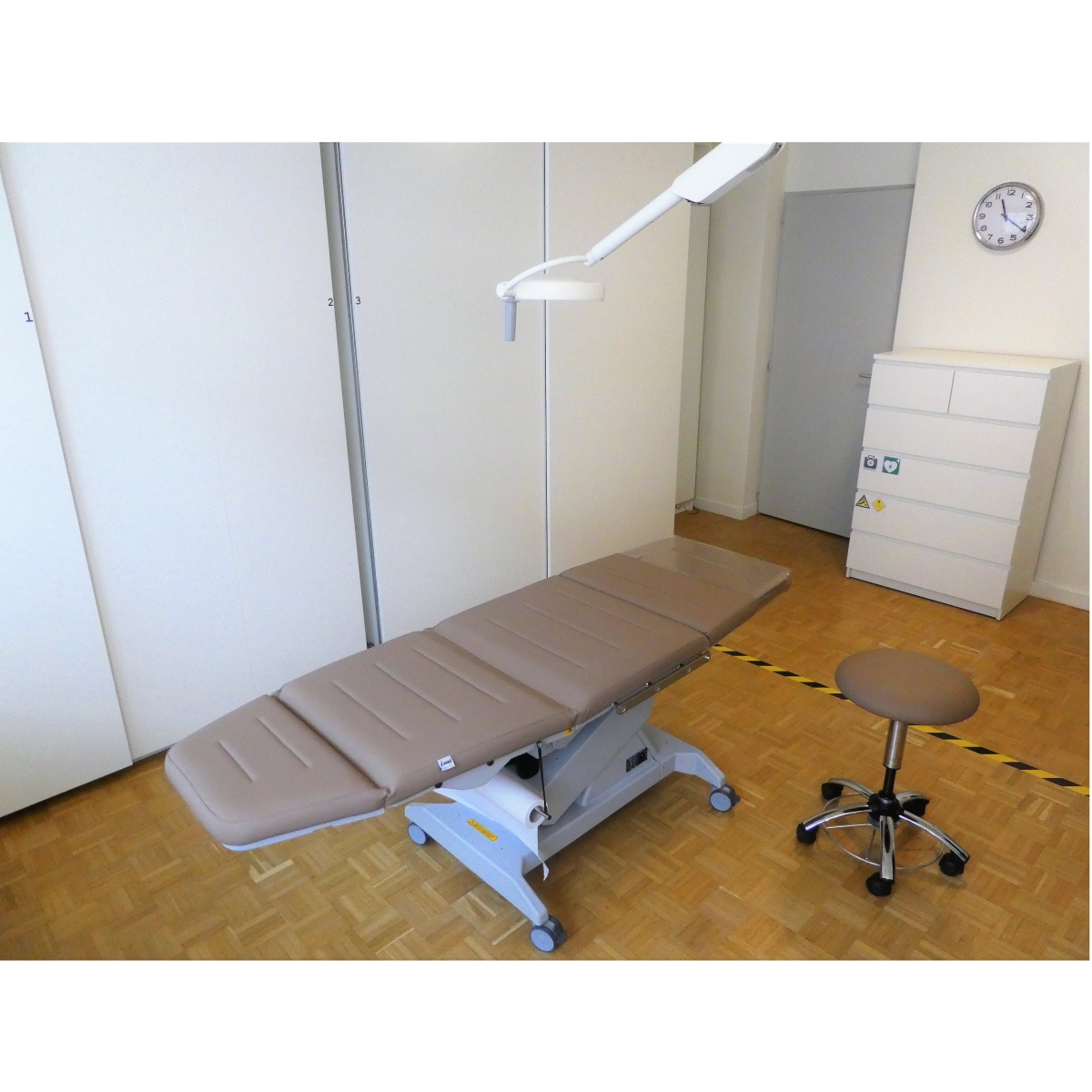 Salle de Dermatochirurgie Cabinet Dermatologie Dr EBENGO Genève